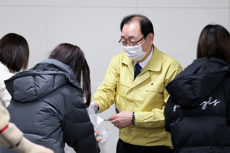 김두년 총장이 자가격리가 해제된 중국인 유학생들과 간담회 자리를 갖고 선무를 증정했다.
