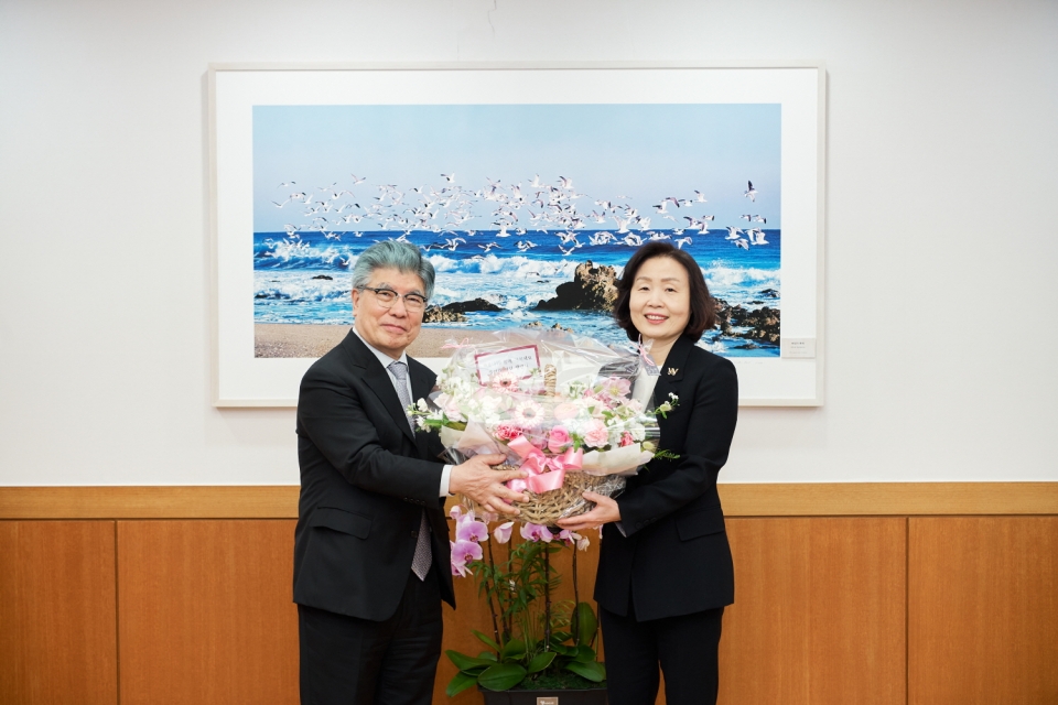 김중수 총장(왼쪽)이 박기남 강원도여성가족연구원장의 지명으로 꽃바구니를 전달받으며  플라워 버킷챌린지에 동참했다.