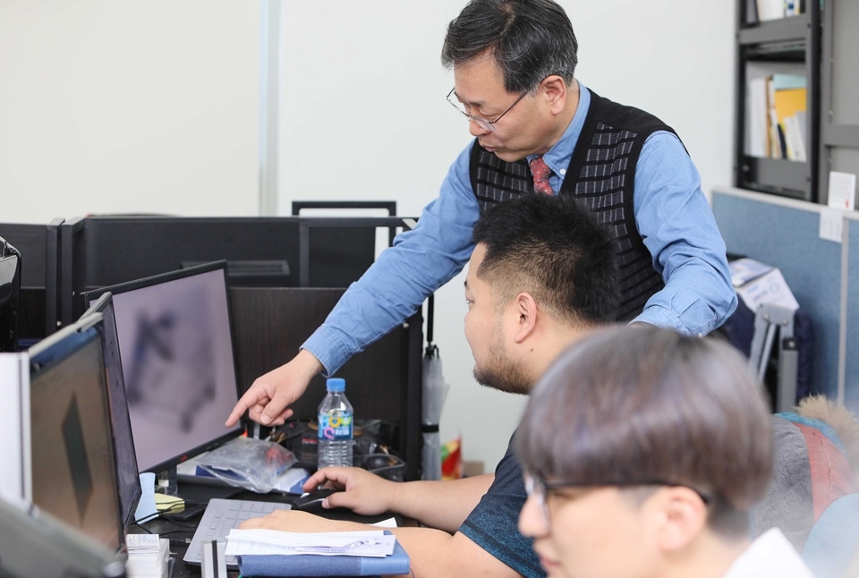 장병록 인하대 제조혁신전문대학원 교수와 연구원들이 18일 김현태드림센터에 마련된 실험실에서 연구과제를 살피고 있다.