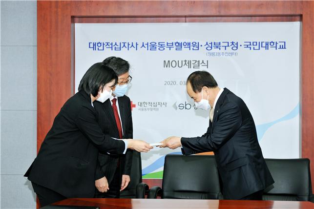 송다미 총학생회장이 전경식 서울동부혈액원장에게 헌혈증서를 전달하고 있다.