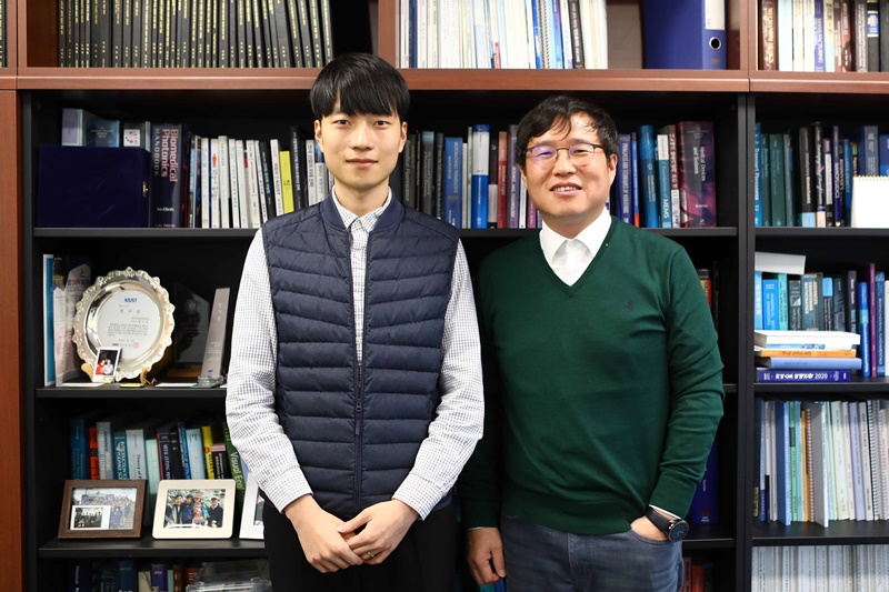 (왼쪽부터)김기수 박사과정, 정기훈 교수.