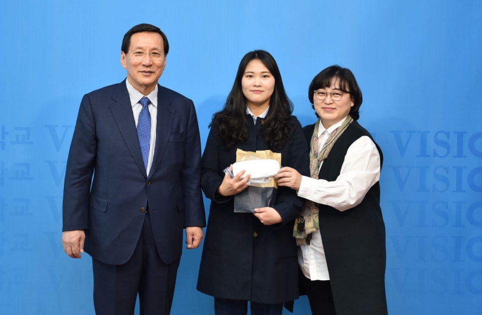 왼쪽부터 홍순직 총장, 서혜진 졸업생, 김미선 국제협력기술과 교수