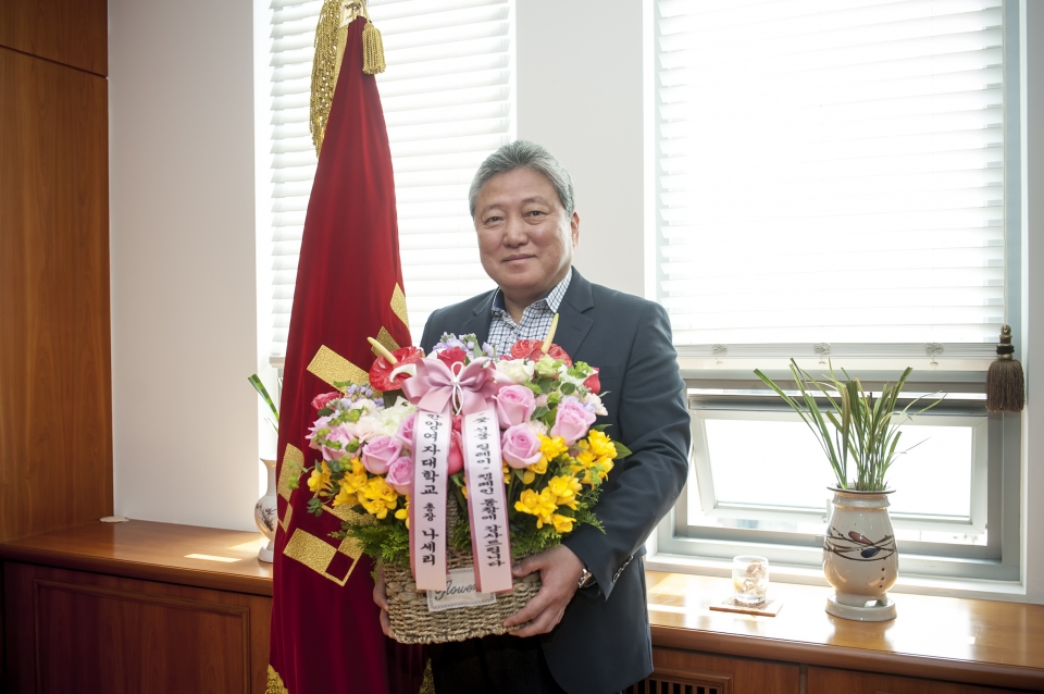 윤여송 총장이 나세리 총장으로부터 꽃 선물을 받아 캠페인에 동참했다.
