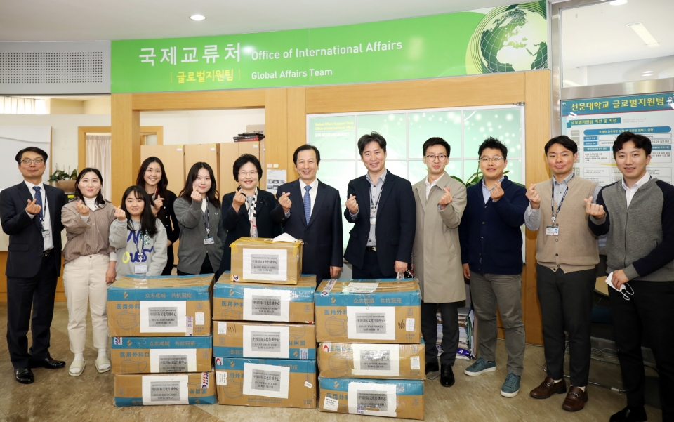 기증 받은 마스크 앞에서 글로벌지원팀.