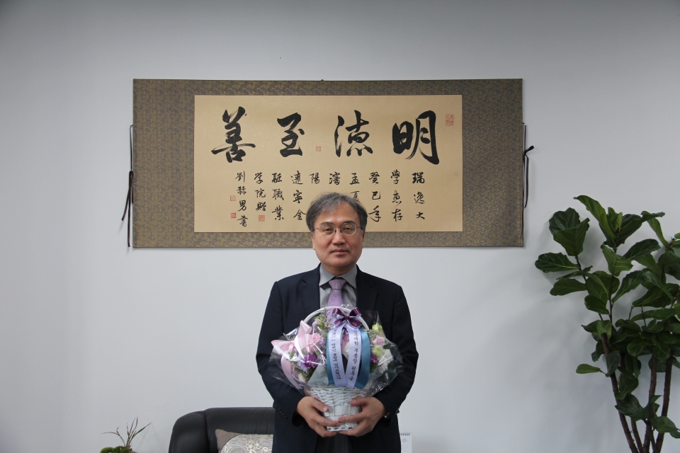 우태희 총장직무대행이 꽃선물 릴레이 캠페인에 동참하며 화훼 농가 돕기에 나섰다.
