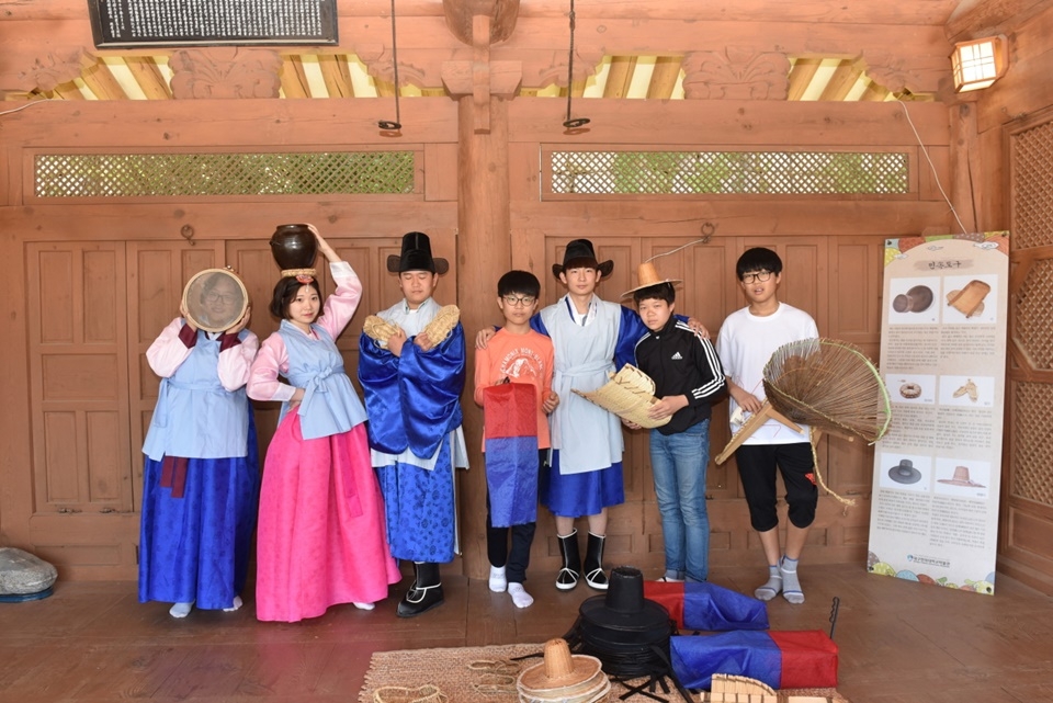 박물관 의관복 및 전통문화를 체험하고 있는 학생들.