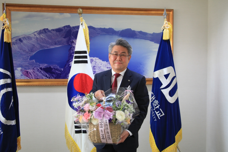 안규철 총장이 꽃선물 릴레이 캠페인에 참여했다.