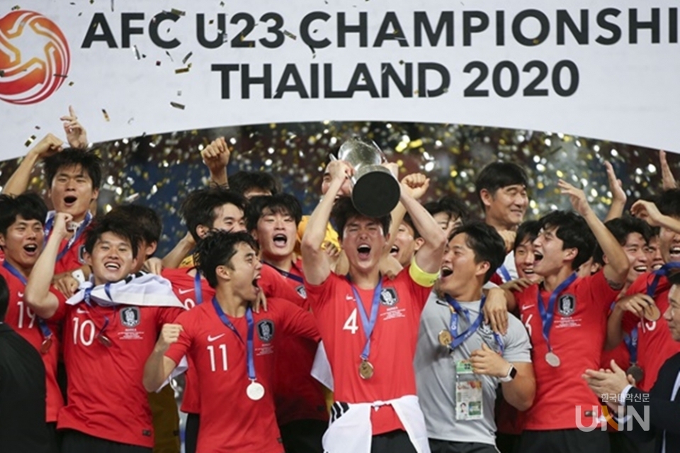 2020 도쿄 올림픽 본선 진출권이 걸렸던 AFC U-23 챔피언십에서 첫 우승컵을 들어올린 한국 대표팀. (사진=대한축구협회)