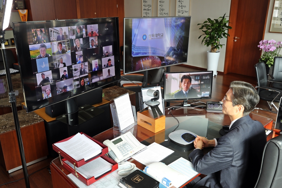 김일목 총장이 온라인 화상회의에서 발언을 하고 있다.