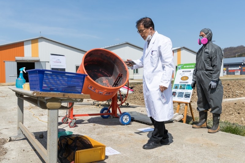 한국농수산대 식량작물학과 실습동에서 박광호 식량작물학과 교수가 온라인 화상회의 앱을 활용해 종자철분코팅 관련 실습 시연 교육을 진행하고 있다.