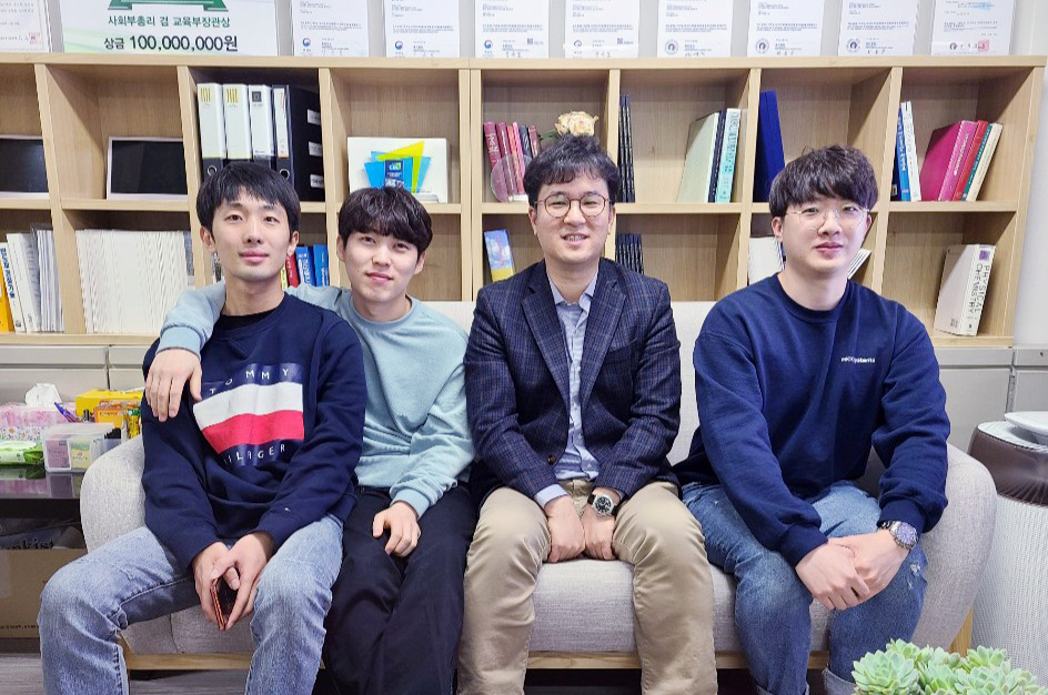 왼쪽부터 김대근·이대영 연구원, 정상국 교수, 정진원 연구원.