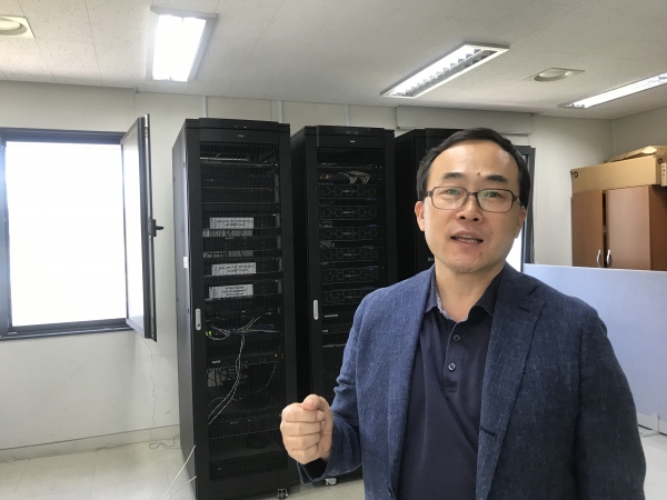 김영한 숭실대 교수가 클라우드 연구실 시스템을 설명하고 있다.