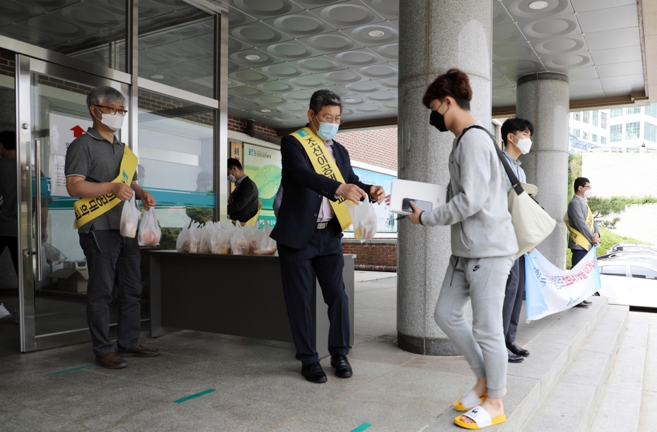 조선이공대가 학생들의 생활 속 거리두기 실천 및 학습활동을 격려하기 위해 1~2교시에 등교하는 학생들에게 빵과 우유 2000세트를 나눠주고 있다.