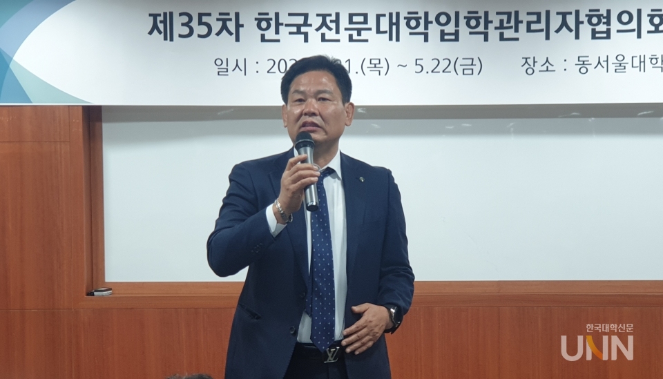 21일 열린 한국전문대학입학관리자협의회 회장단 회의에서 회장에 연임된 김용옥 회장이 소감을 밝히고 있다. (사진=허지은 기자)