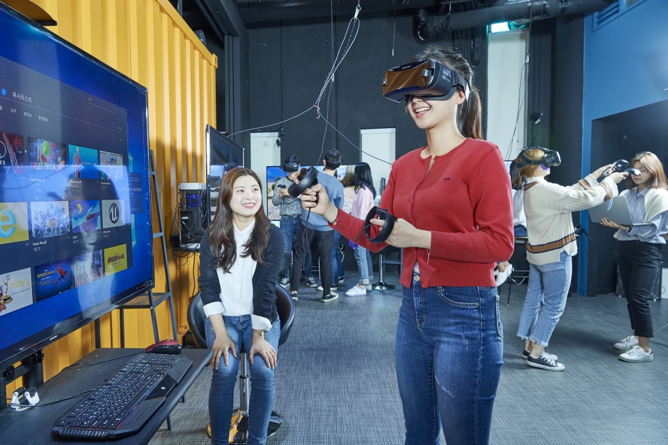 순천향대 교내 학예관 2층에 위치한 미디어인사이드센터(Media Inside Center) VR스튜디오 VR체험존에서 학생들이 TILT BRUSH(3D그림그리기), SHARECARE VR(해부·수술 시뮬레이터), The LAB(VR게임), Job simulator(가상현실 직업체험) 콘텐츠를 체험하고 있다.
