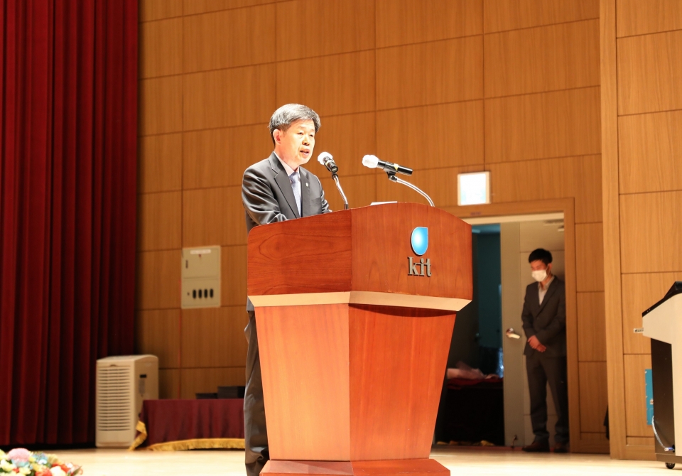 이상철 총장이 개교 40주년 기념식에서 기념사를 하고 있다.