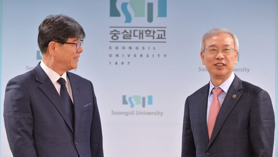최용섭 본지 발행인(왼쪽)과 황준성 숭실대 총장이 환담을 나누고 있다.