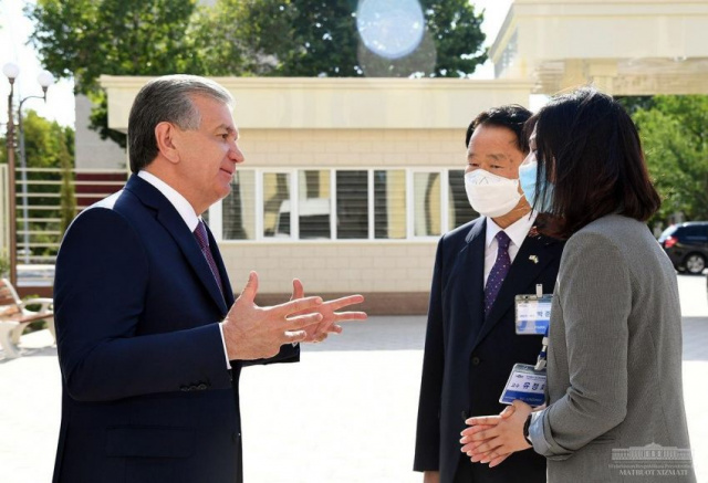 미르지요예프 대통령(왼쪽)이 6일 우즈베키스탄 한국국제대를 방문했다.