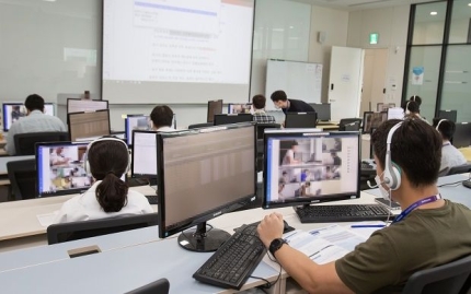 삼성전자 사업장에서 삼성 입사시험 감독관들이 온라인 응시생들을 실시간 원격으로 감독하고 있다. (=삼성)