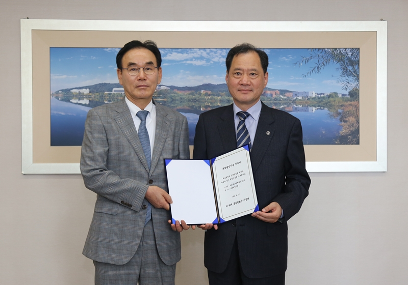 이상배 신임 회장(왼쪽)이 김수복 총장에게 발전기금 약정서를 전달했다.