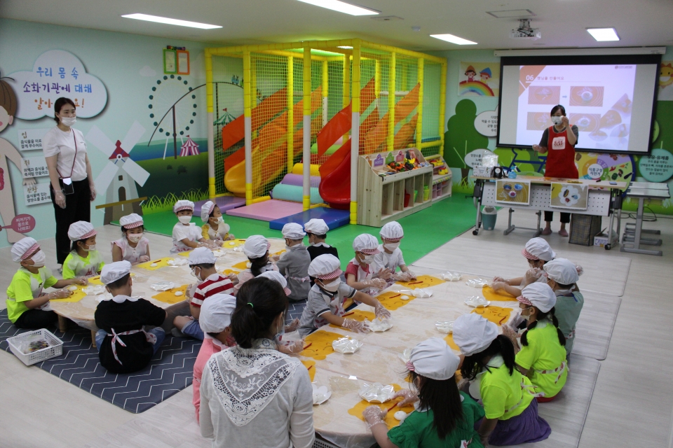 울산남구 어린이급식관리지원센터가 1일부터 17일까지 울산남구센터 교육실에서 쌀 섭취의 중요성과 올바른 식습관 교육의 일환으로 ‘우리는 쌀떡궁합♡ 키즈 쿠킹 클래스’를 진행했다.