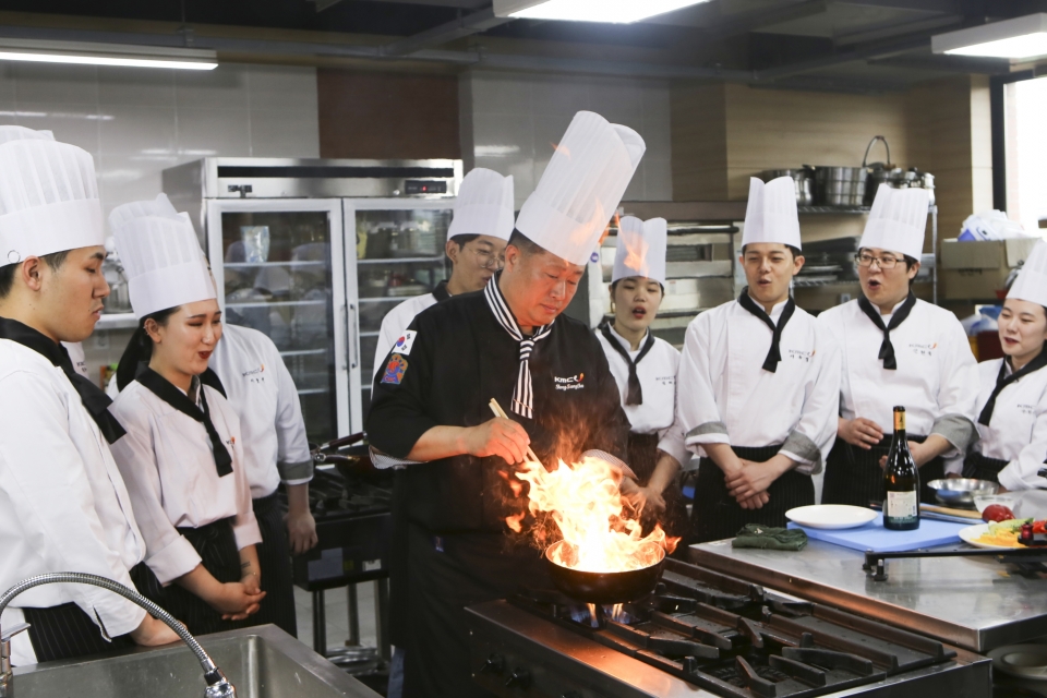 식품영양조리학부 교수가 요리실습수업을 진행하고 있다.