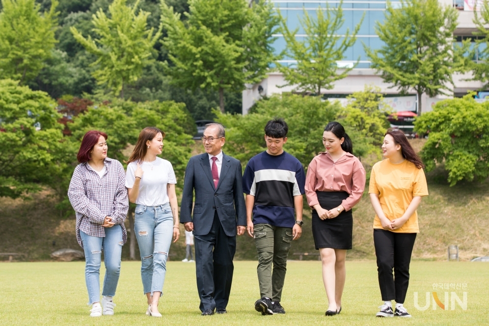 유재원 한국영상대학교 총장(왼쪽에서 두 번째)이 학생들과 캠퍼스를 걸으며, 이야기를 나누고 있다.