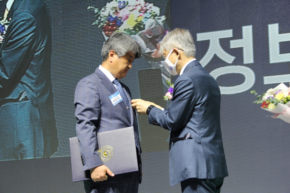 이원주 컴퓨터정보과 교수가 과기정통부에서 선정한 2020년 정보문화의 달 유공자에 선정돼 정보문화 유공포장(근정포장)을 수상했다.