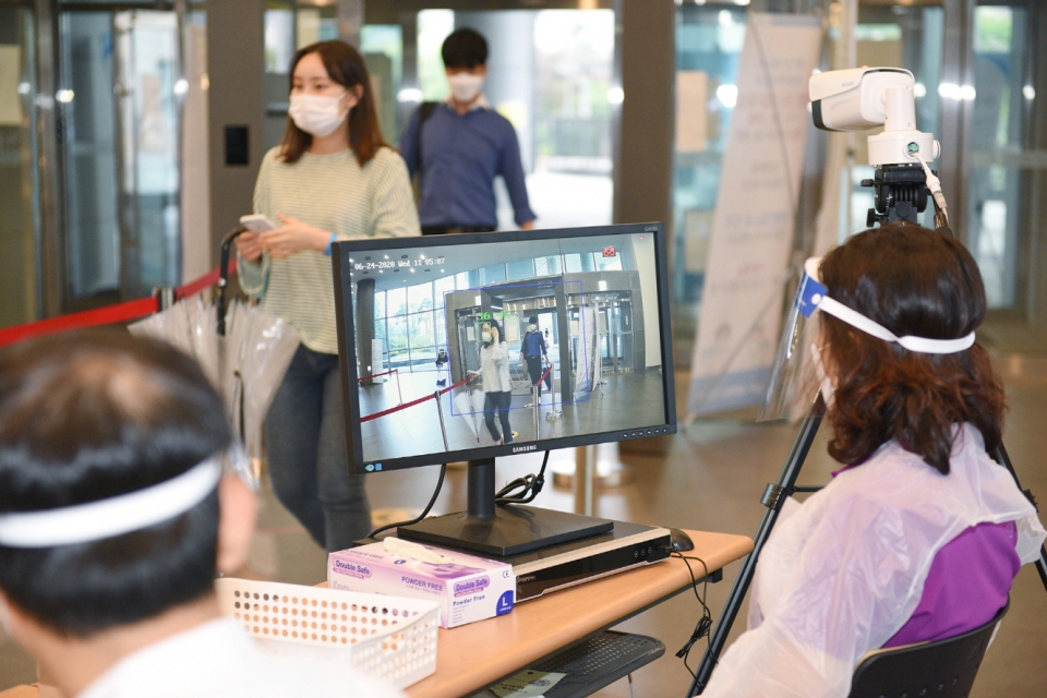 중앙대 검역소(서울캠퍼스 310관)에서 열화상 카메라를 이용해 체온을 측정하고 있다.