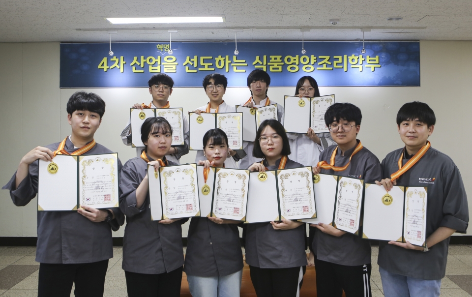 ‘2020년 대한민국 식품조각경연대회’에서 대상을 포함 전원 수상한 학생들이 상장과 메달을 보이며 활짝 웃고 있다.