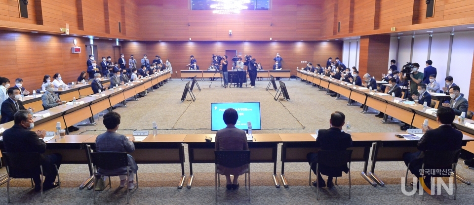 이날 간담회에는 한국대학교육협의회와 한국전문대학교육협의회가 추천한 전국 일반대, 전문대 총장 31명이 참석했다. (사진=한명섭 기자)