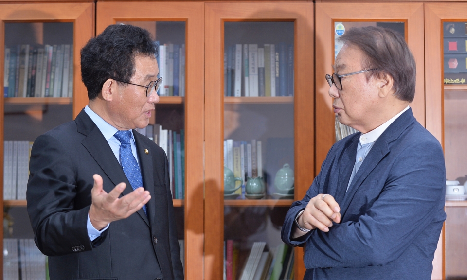 이인원 본지 회장이 유기홍 위원장과 환담을 나누고 있다.
