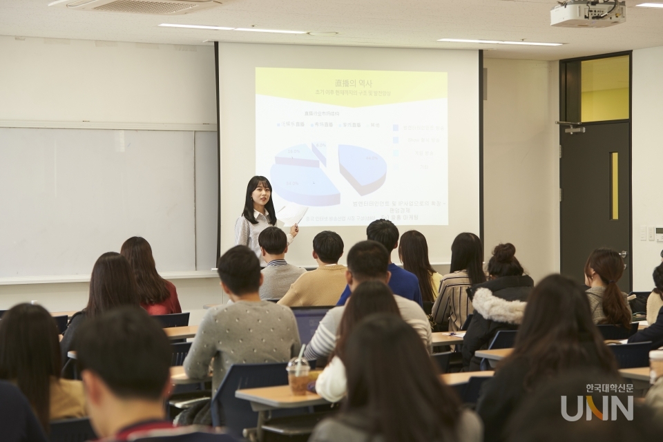 한국외대 학생들이 강의를 듣고 있는 모습.
