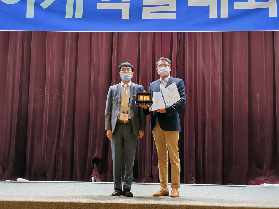 이상렬 교수(오른쪽)가 ‘제3회 한국전기전자재료학회 대상’을 수상한 후 기념촬영을 하고 있다.