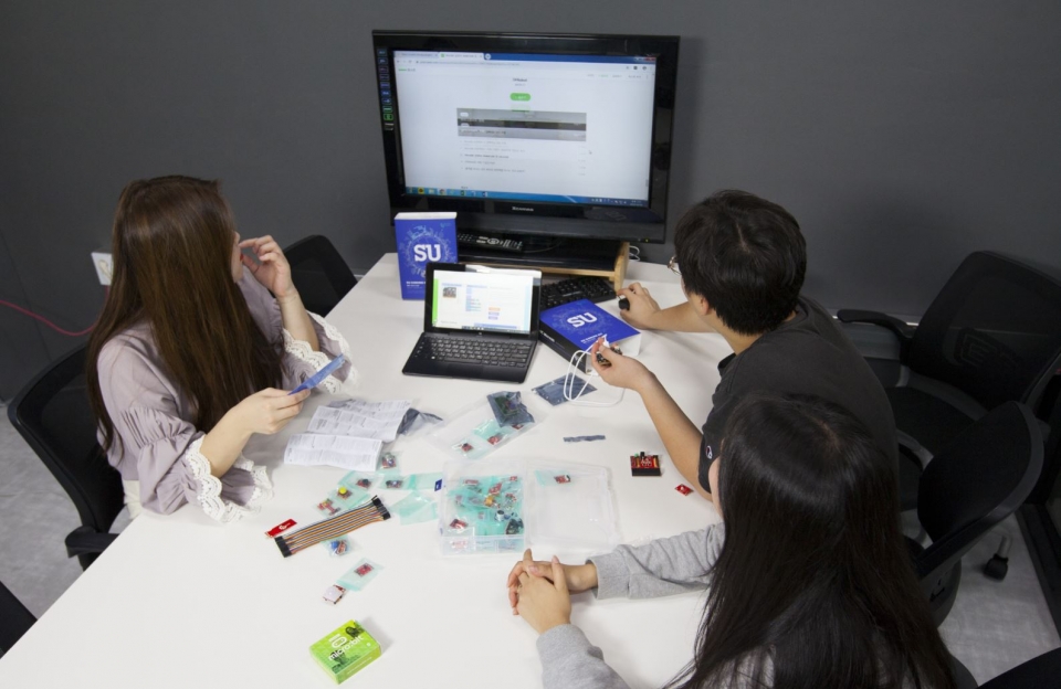 삼육대 SU-이노베이션 아카데미가 자체 제작한 코딩키트로 학생들이 프로그래밍 기초 개념을 배우고 있다.