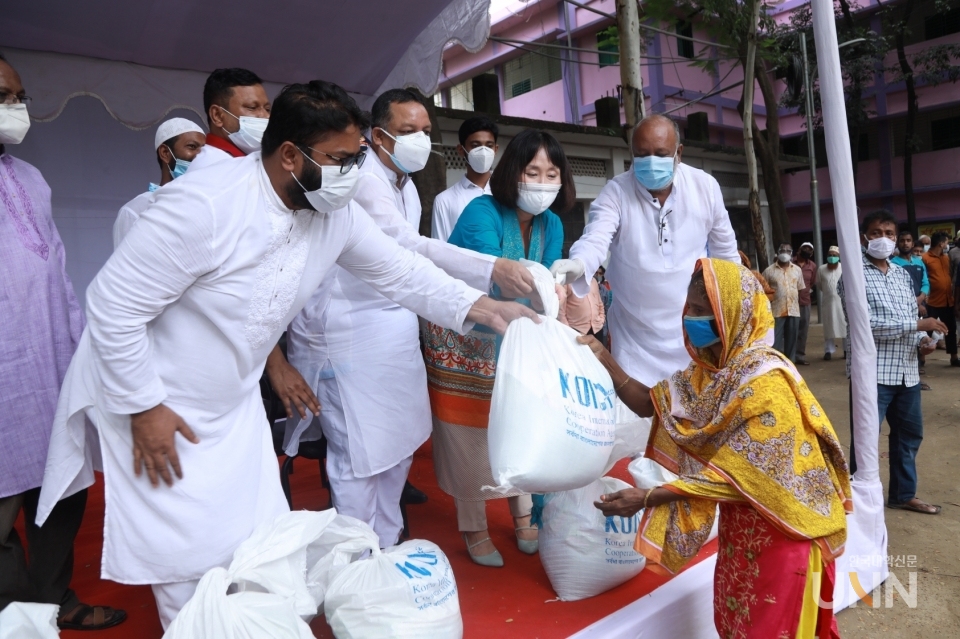 한국국제협력단(KOICA, 코이카)이 방글라데시 국민 건강에 기여하기 위해 코로나19 대응을 위한 지원에 나섰다. 도영아 코이카 방글라데시 사무소장이 수도 다카의 묵다 지역에서 주민들에게 식량 패키지를 나눠주고 있다.