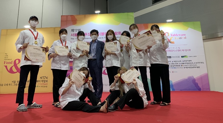 식품영양조리학부 학생들이 ‘제17회 서울 국제 푸드 앤 테이블웨어 박람회’ 푸드 그랑프리 경연대회 단체 라이브 부문에 출전해 대상과 금상을 수상했다.