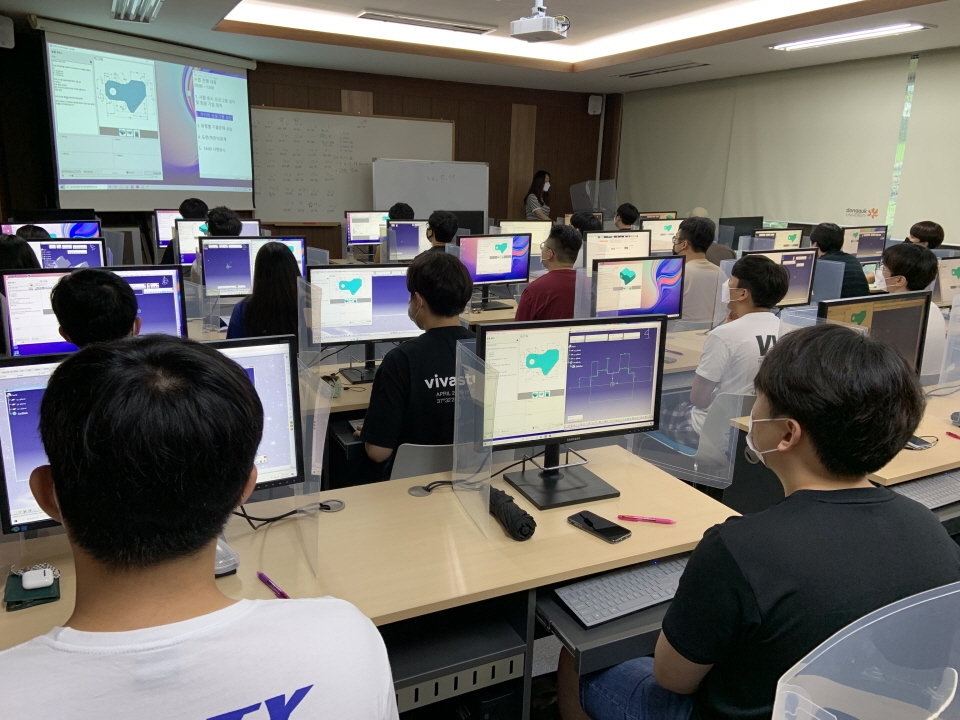비밀차단 가림막을 두고 설계 및 시뮬레이션 자격증 CATIA 취득 프로그램 강의를 듣고 있는 동국대 경주캠퍼스 학생들 모습