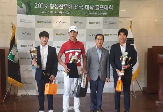 지난해 한국 대학 골프대회 우승을 차지한 수성대 스포츠레저과 김승민(왼쪽에서 2번째)씨가 기념 촬영을 하고 있다. 올해 대회는 코로나19 때문에 공식적인 시상식을 갖지 않았다.