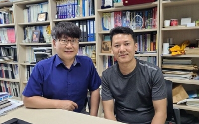 박재영 교수(왼쪽)와 푸카르 박사과정 연구자