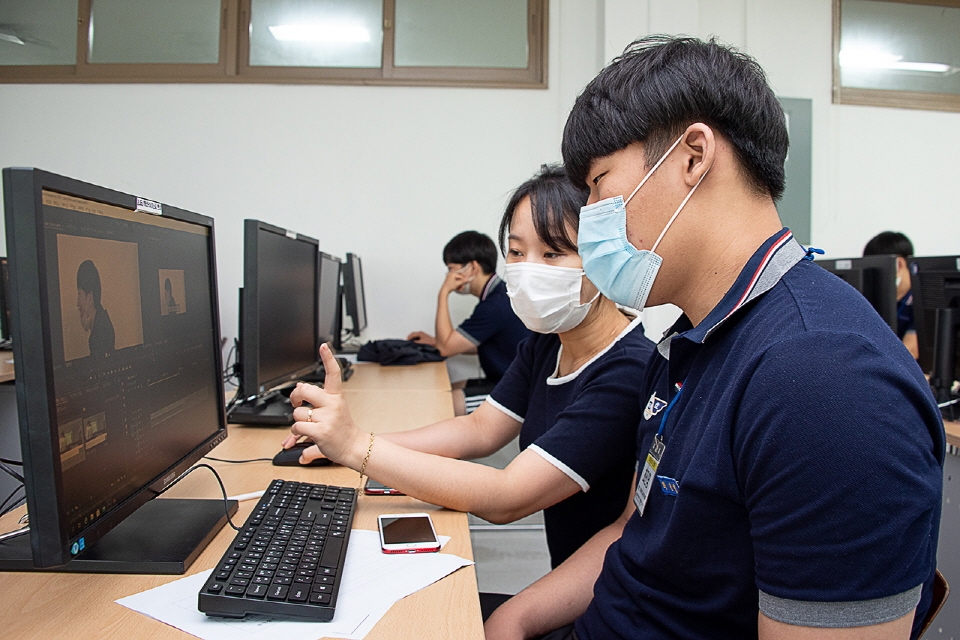 대구한의대가 주최한 진로캠프에 참가한 금호공고 학생이 컨텐츠 제작과 영상편집 기술을 실습하고 있다.