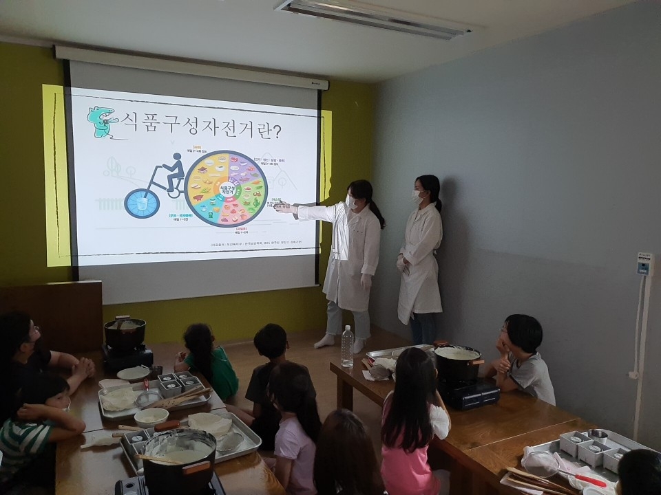 청운대 삼학재(三學齋)에 참여한 ‘다원’ 팀이 홍성군 지역아동센터에서 ‘영양봉사 교육프로그램’을 진행했다.