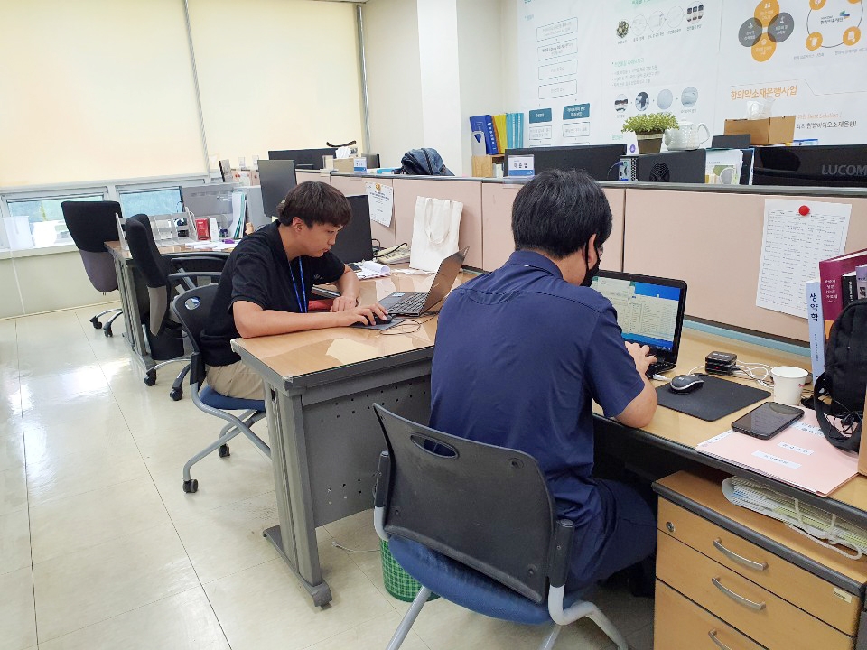 한국한의약진흥원에서 인턴으로 일하고 있는 대구대 K-PACE센터 학생의 모습