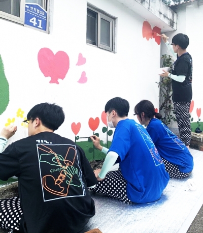 한밭대 학생자치기구 ‘학회연합회’가 농촌마을 벽화그리기 봉사활동을 실시했다.