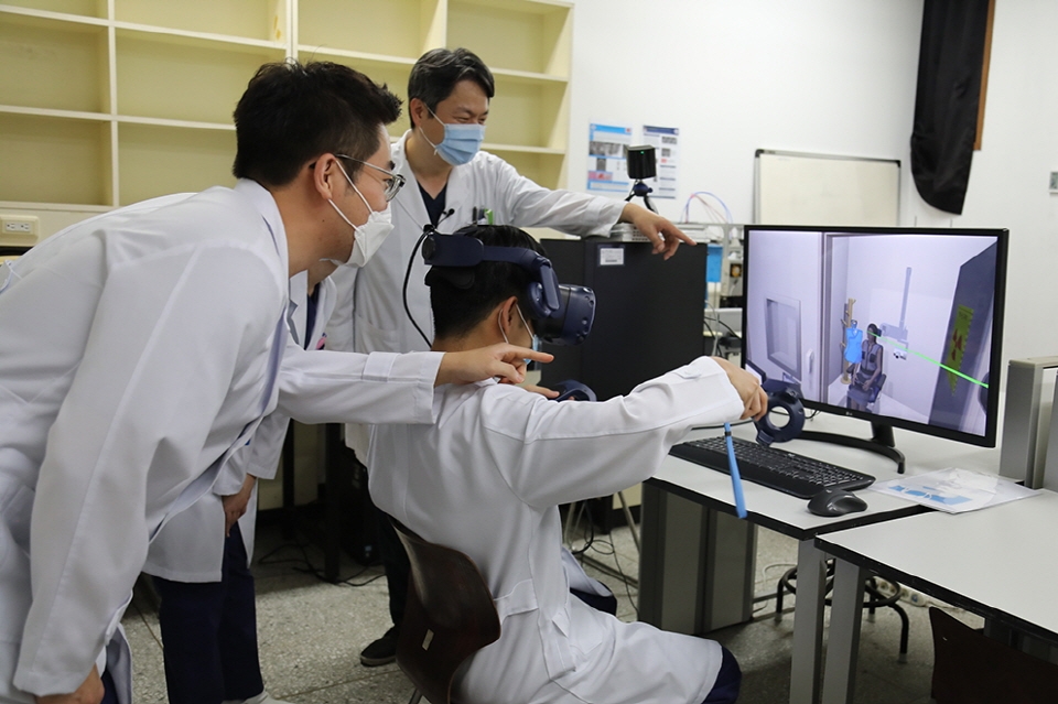 원광대 교육혁신단 교수학습개발센터가 치과대학 이완 교수의 구강악 안면 방사선학 임상실습개론 강의를 VR 콘텐츠 활용 우수사례로 선정했다.