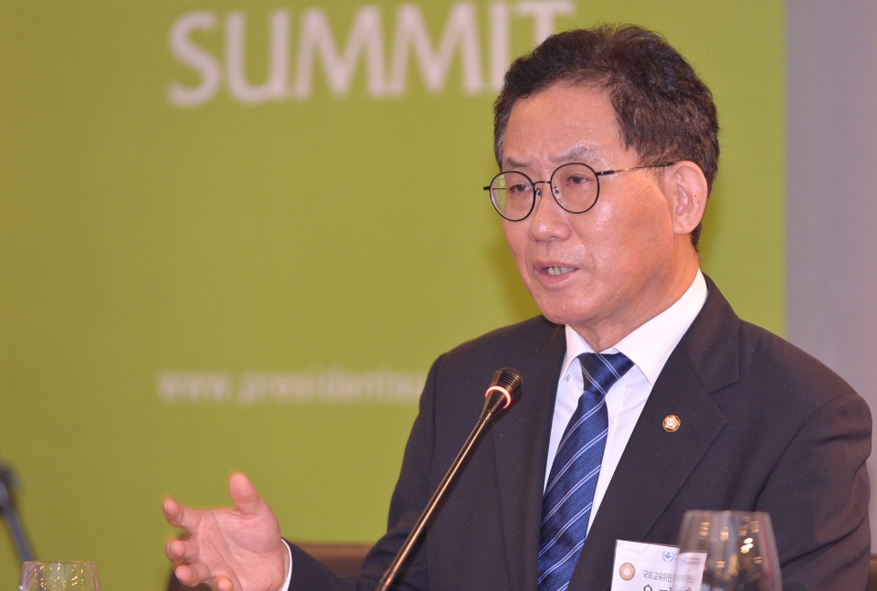 유기홍 국회 교육위원회 위원장이 ‘2020 UCN PRESIDENT SUMMIT’ 1차 컨퍼런스에서 주제 발표를 하고 있다.(사진 = 한명섭 기자)