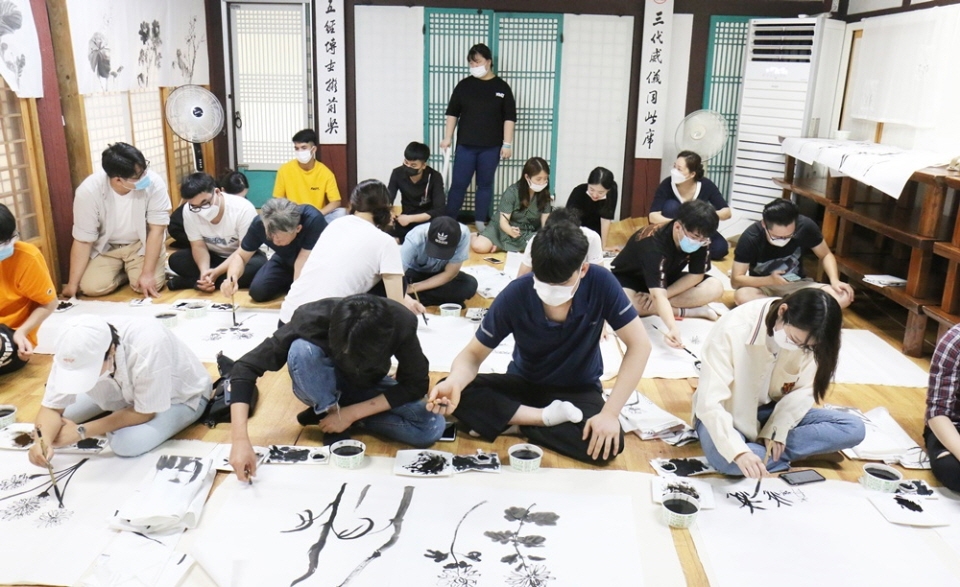 지난 14일 호남대 한국어교육원이 광주 광산구 무양서원에서 외국인 연수생 대상 한국문화 체험 프로그램을 진행했다.