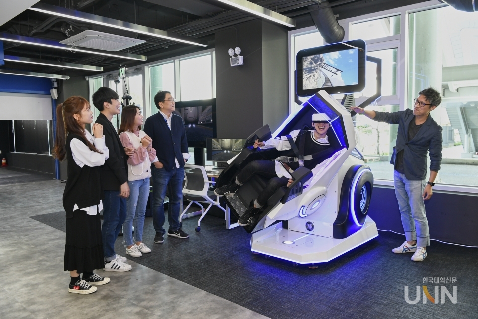 한성대 상상파크에서 학생들이 VR·AR 시뮬레이터 체험을 하고 있는 모습.