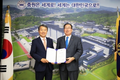 중원대 이진성 석좌교수(왼쪽)와 김두년 총장