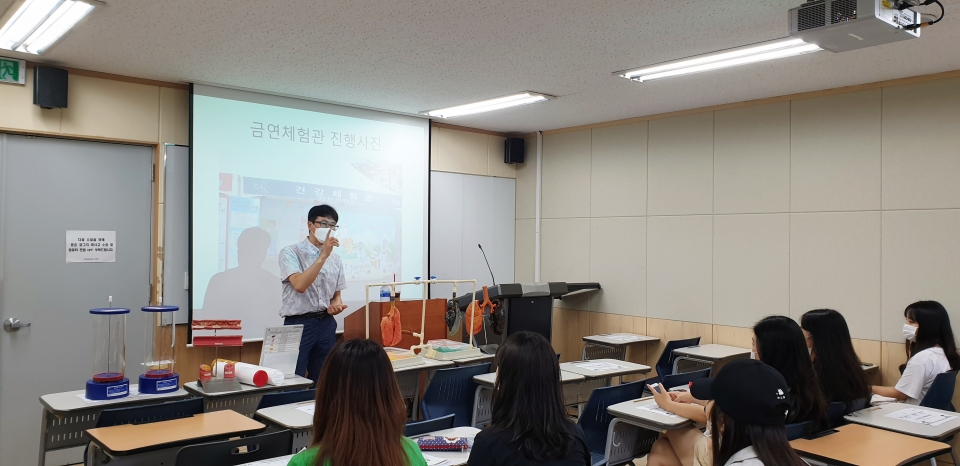 인천재능대학교(총장 권대봉)는 보건의료행정과 취업동아리 학생들이 금연상담코치 자격과정에 지원해 20명 전원이 자격증을 취득하는 성과를 거뒀다고 2일 밝혔다.